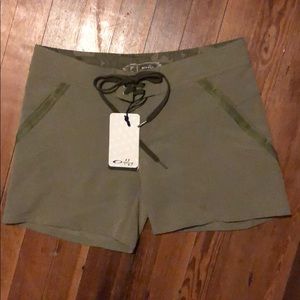 Women’s Oakley board shorts size 6 NWT